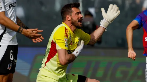 Colo Colo cayó ante la UC con criticada actuación de Fernando de Paul.