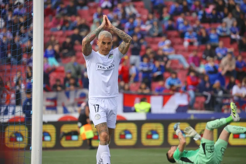 Este fue el gesto de Eduardo Vargas a los hinchas de la U tras anotar el gol | FOTO: Dragomir Yankovic/Photosport