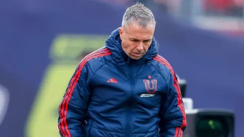 Gustavo Álvarez podría tener dos sensibles bajas de cara al Superclásico con Colo Colo (Photosport).