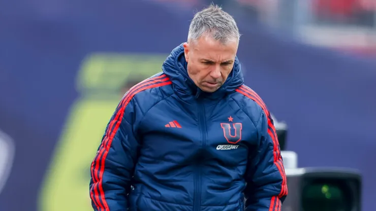 Gustavo Álvarez podría tener dos sensibles bajas de cara al Superclásico con Colo Colo (Photosport).