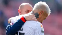 Marcelo Díaz abrazando a Eduardo Vargas tras el partido.