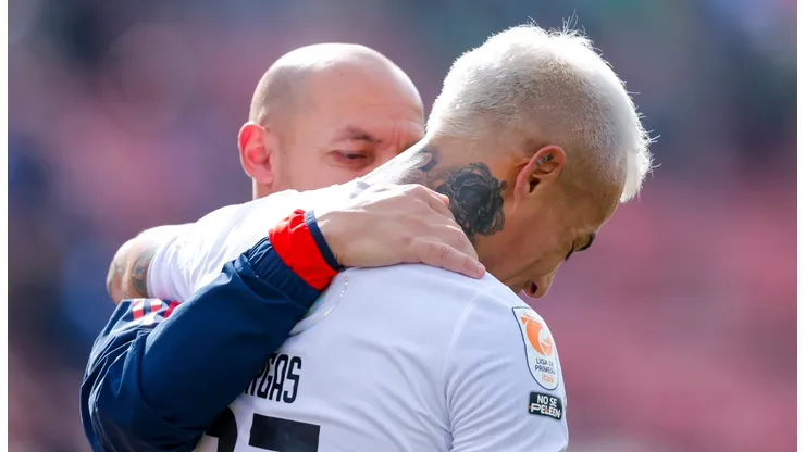 Marcelo Díaz abrazando a Eduardo Vargas tras el partido.