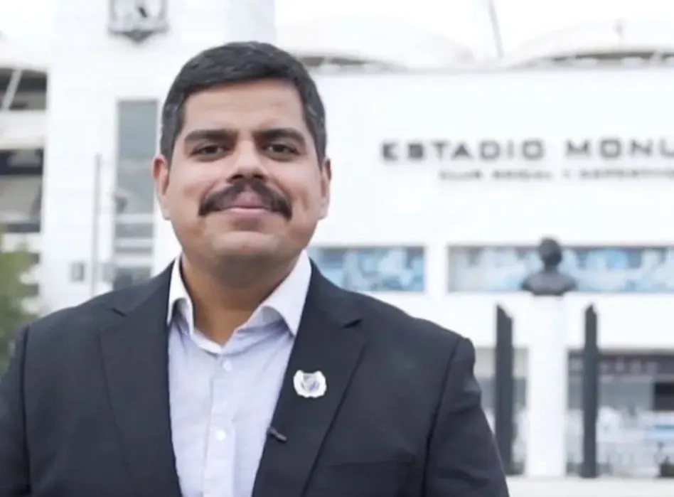 Edison Marchant, director del CSD Colo Colo en Blanco y Negro.