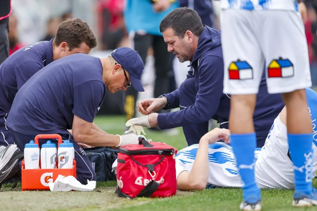 El clásico se renudó pese a la herida que sufrió Alfred Canales y por la que tuvo que ser atendido por el cuerpo médico de la UC al borde de la cancha del Estadio Monumental. (Foto: Pepe Alvújar/Photosport)