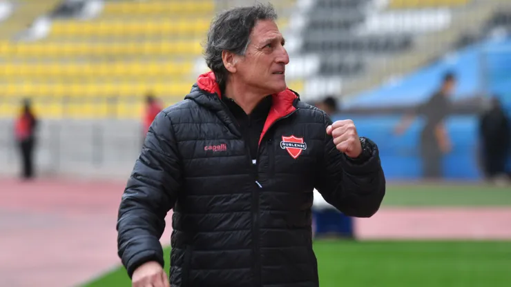 Tras un breve paso por Deportes Temuco, Mario Salas aún no encuentra club para dirigir (Photosport).