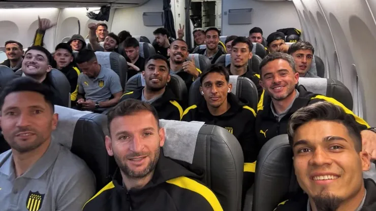 Aerolínea expuso compleja situación con plantel de Peñarol. (Foto: @oficialcap)