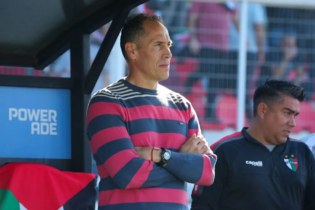 Lucas Bovaglio es el entrenador de Palestino desde mediados de 2024. (Foto: Felipe Zanca/Photosport)