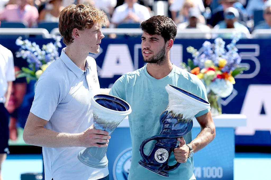 Carlos Alcaraz le respira en la nuca a Jannik Sinner (Getty Images)