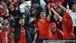 La hinchada del Rojo hace sufrir a la U.