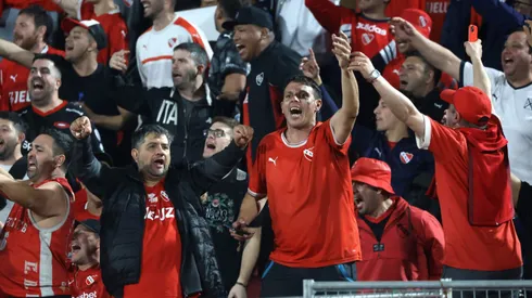 La hinchada del Rojo hace sufrir a la U.