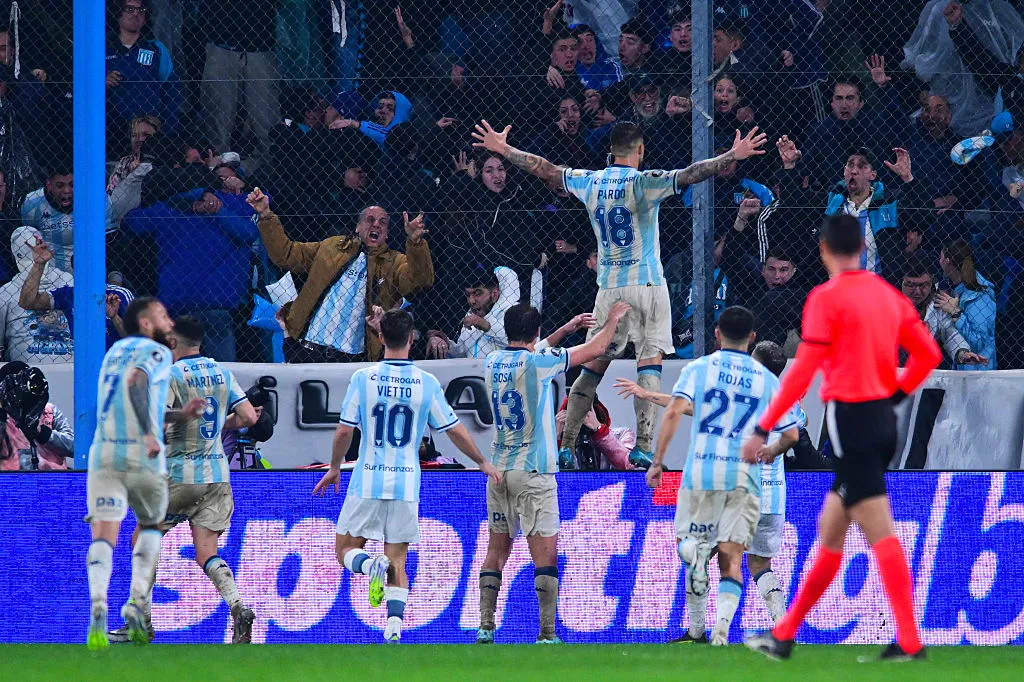 Racing Club dejó sin pan ni pedazo a Peñarol de Brayan Cortés. | Foto: Getty Images