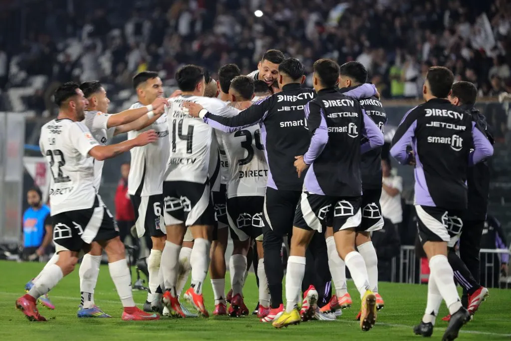 El plantel de Colo Colo quiere volver a abrazarse ante el Tino Tino | FOTO: Felipe Zanca/Photosport