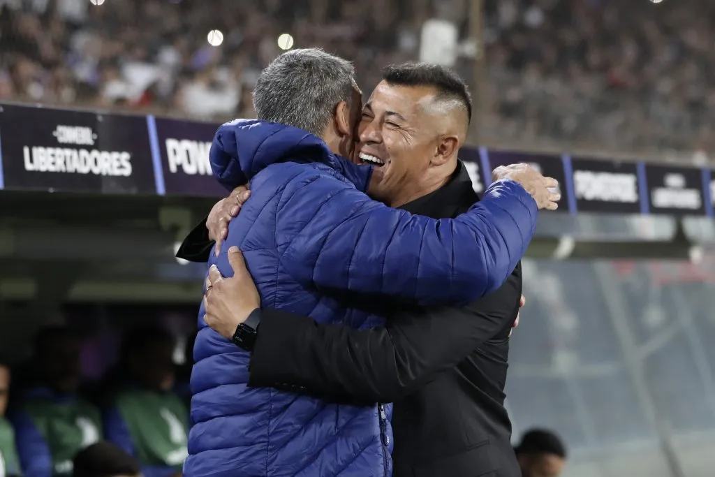 El fraterno abrazo de Vojvoda y Almirón en plena Copa Libertadores | FOTO: Felipe Zanca/Photosport