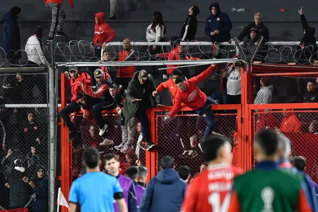El caos se tomó Avellaneda tras serios incidentes entre hinchas de U. de Chile e Independiente.
(Foto: Fotobaires/Photosport)