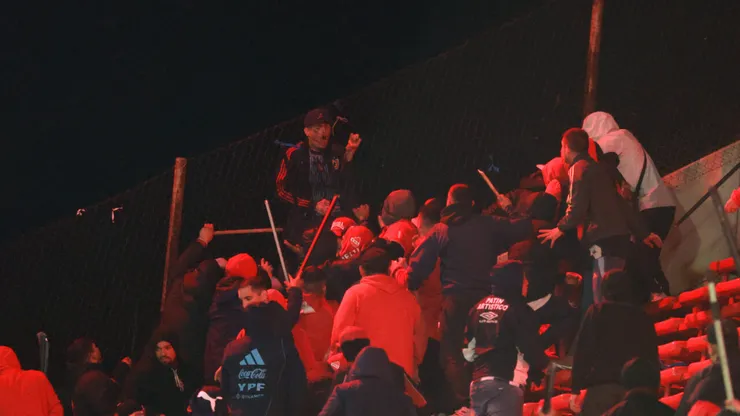 Dramáticas imágenes de hinchas de la U heridos (Photosport).