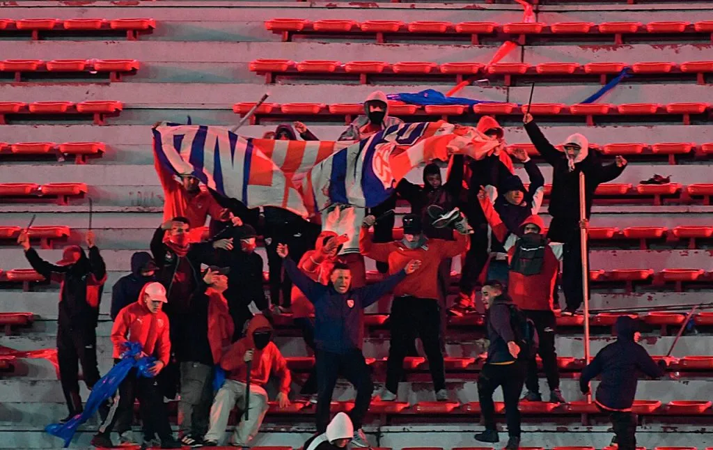 Los cobardes hinchas de Independiente. | Foto: Photosport