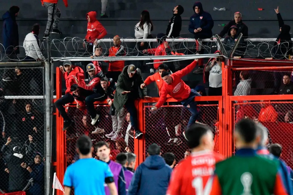 Hinchas de Independiente trataron de entrar a la cancha mientras se jugaba. | Foto: Photosport