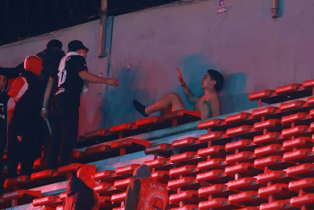 Hinchas de Independiente se comportaron como animales. | Foto: Photosport