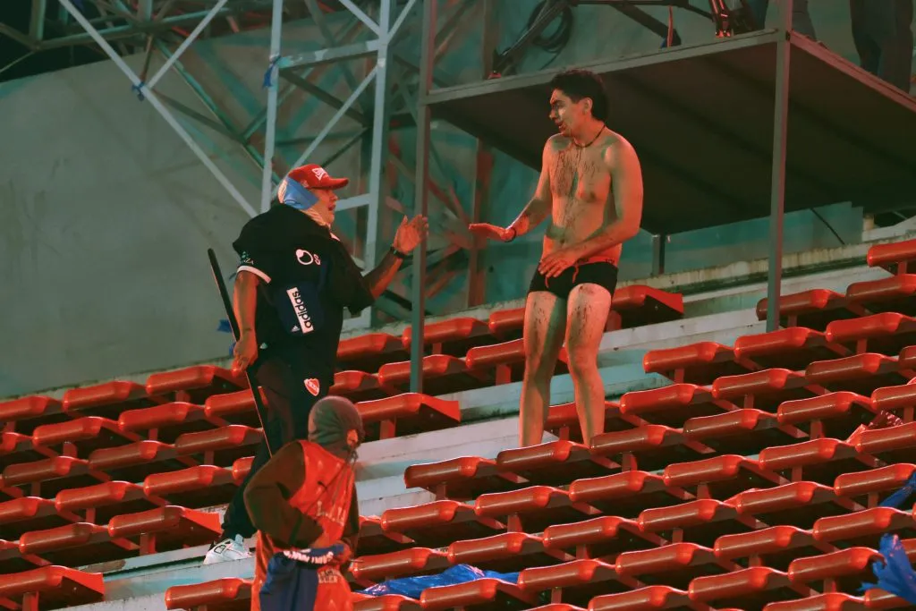 Los hinchas del Rojo les robaron a los de la U en pleno estadio | FOTO: Fotobaires/Photosport