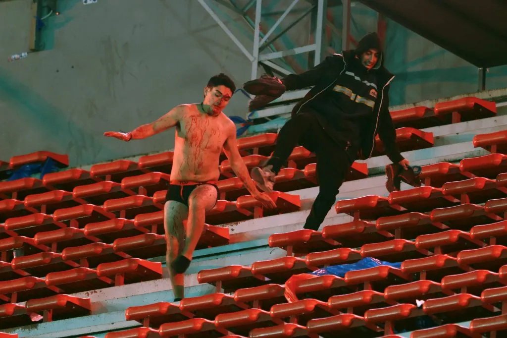 Un verdadero linchamiento vivieron los hinchas de la U en Avellaneda | FOTO: Fotobaires/Photosport