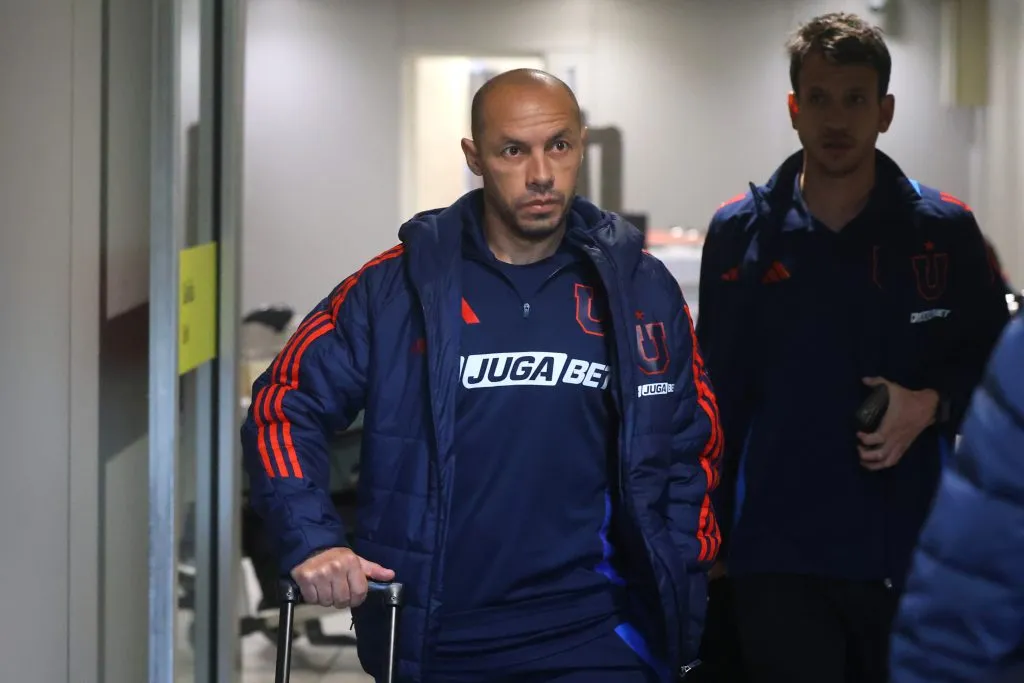 El plantel de la U regresó este jueves a Santiago tras la cancelación del partido con Independiente. (Foto: Jonnathan Oyarzún/Photosport)