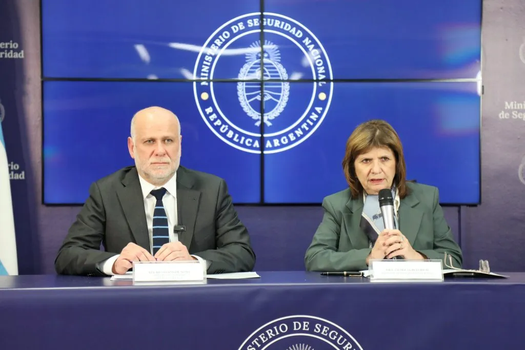 Álvaro Elizalde y Patricia Bullrich tras la reunión por lo sucedido en el Independiente vs U. de Chile.