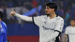 Kevin Lomónaco le suelta la mano a su presidente.