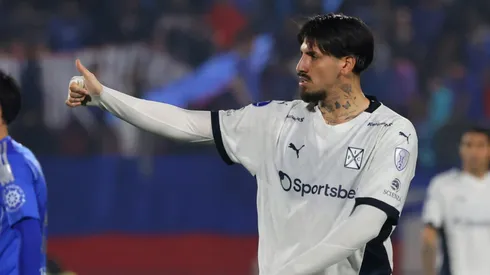 Kevin Lomónaco le suelta la mano a su presidente.