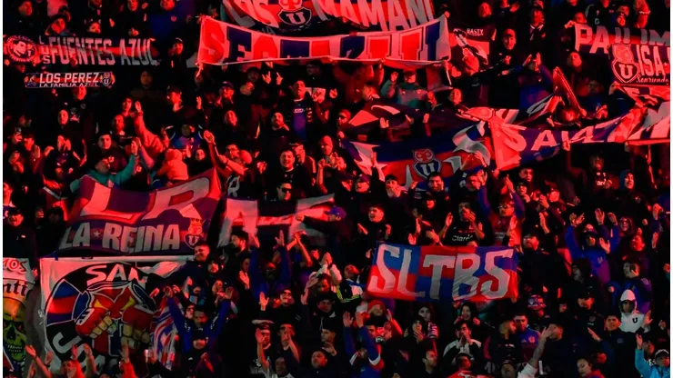 Los hinchas de la U siguen esperando por regresar a sus casas.