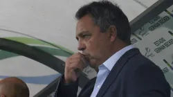 Víctor Hugo Castañeda se lanza contra Independiente (Foto: Dragomir Yankovic/Photosport)