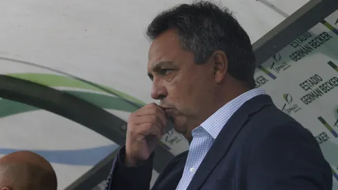 Víctor Hugo Castañeda se lanza contra Independiente (Foto: Dragomir Yankovic/Photosport)