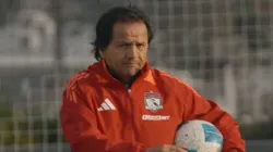 Hugo González sale en defensa de un jugador de Colo Colo. (Foto: Captura)