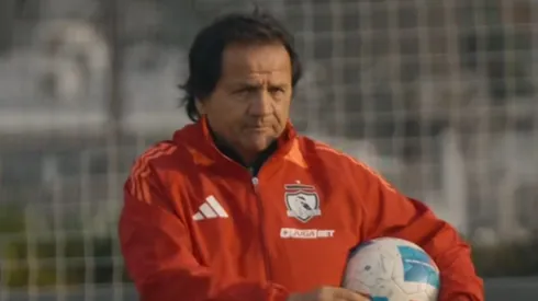 Hugo González sale en defensa de un jugador de Colo Colo. (Foto: Captura)