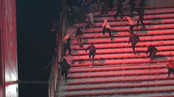 Dramática imagen de un hincha de la U lanzándose al vacío en Avellaneda (Photosport).