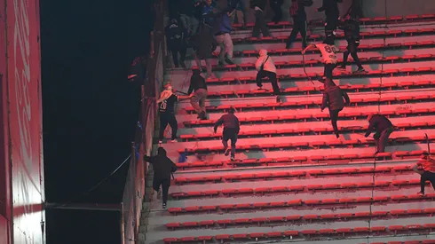 Dramática imagen de un hincha de la U lanzándose al vacío en Avellaneda (Photosport).