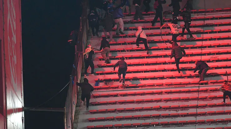 Dramática imagen de un hincha de la U lanzándose al vacío en Avellaneda (Photosport).