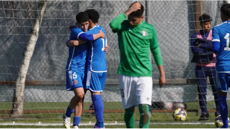 Flavio Moya celebrando uno de los goles del triunfo azul.