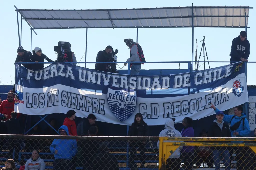 La hinchada de Recoleta se lució con este lienzo | Foto: Photosport
