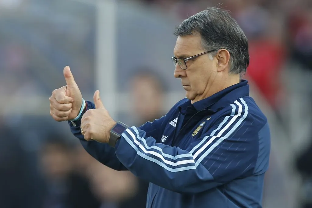 Gerardo Martino con el buzo de la Albiceleste | FOTO: Marcelo Hernandez/Photosport