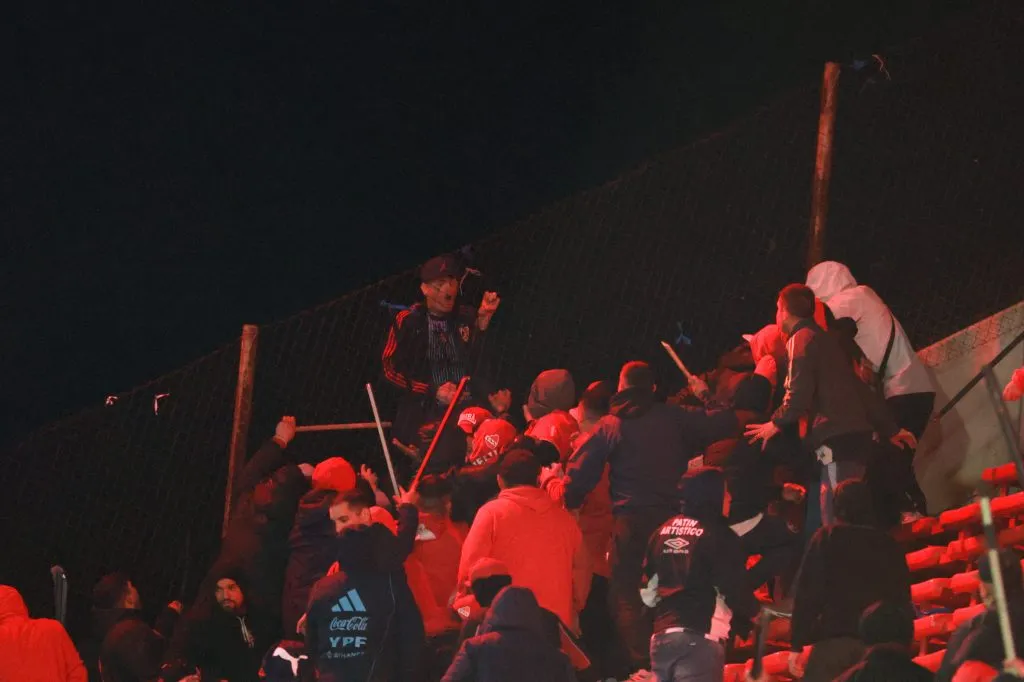 Los hinchas de la U fueron brutalmente agredidos en Avellaneda | FOTO: Fotobaires/Photosport