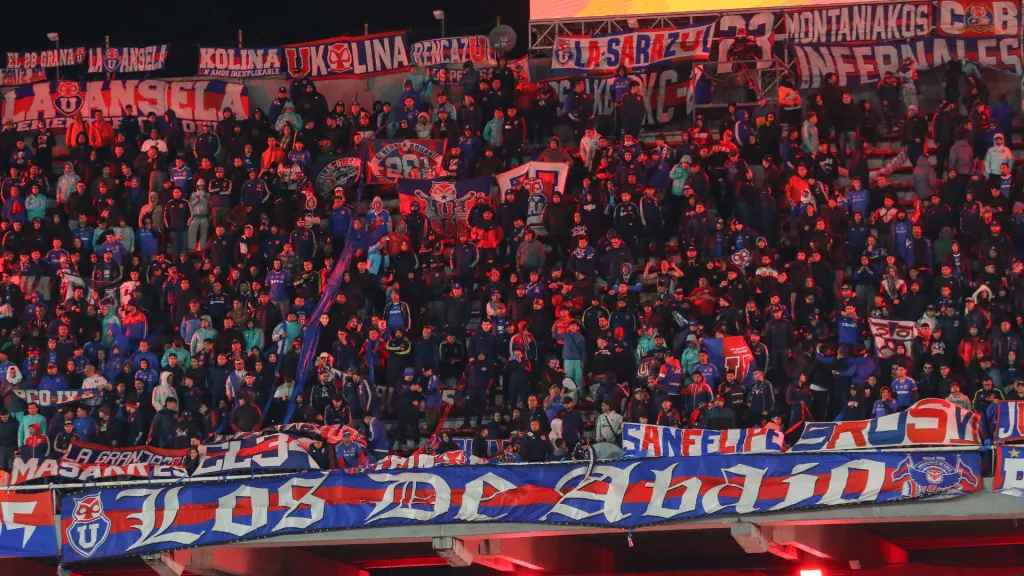 Diego Rivarola se sacó fotos y abrazó a los hinchas de Universidad de Chile que retornaron al país. (Créditos: Photosport)