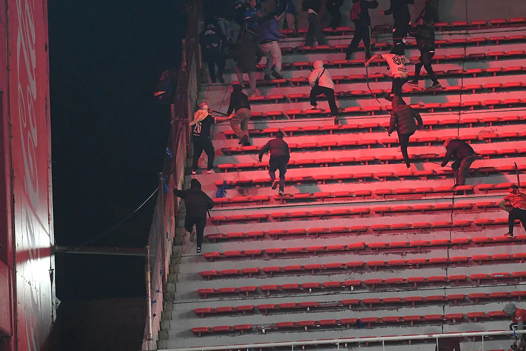 Escalofriantes imágenes de la brutal agresión de hinchas de Independiente a la barra de la U (Getty Images).