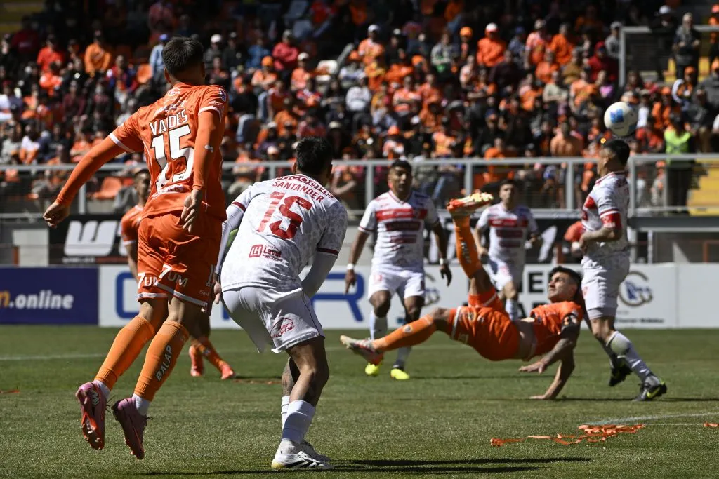 El golazo de Gustavo Gotti no le alcanzó a Cobreloa ante el líder Deportes Copiapó. (Foto: Pedro Tapia/Photosport)