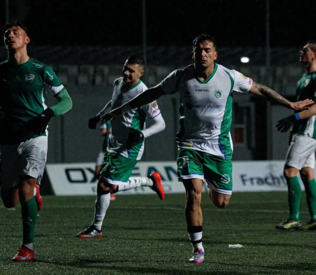 Deportes Puerto Montt sigue en la cima de la Segunda División. (Foto: @dpmchile)