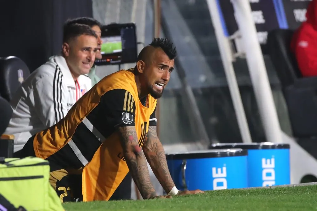 Arturo Vidal se ha visto en varias ocasiones dándole instrucciones a sus compañeros de Colo Colo. (Foto: Jonnathan Oyarzún/Photosport)