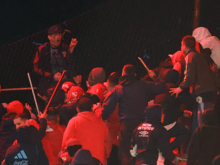 Máximo ídolo de Independiente defiende a sus hinchas ante la U