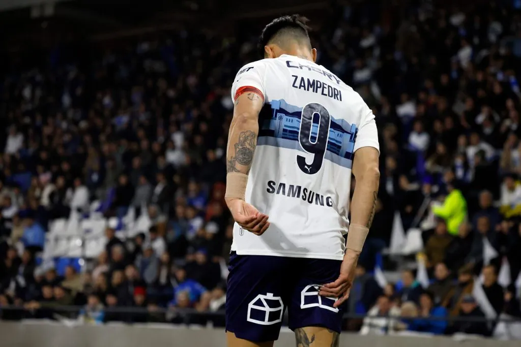 El problema físico que casi deja fuera del partido a Zampedri | Foto: Photosport