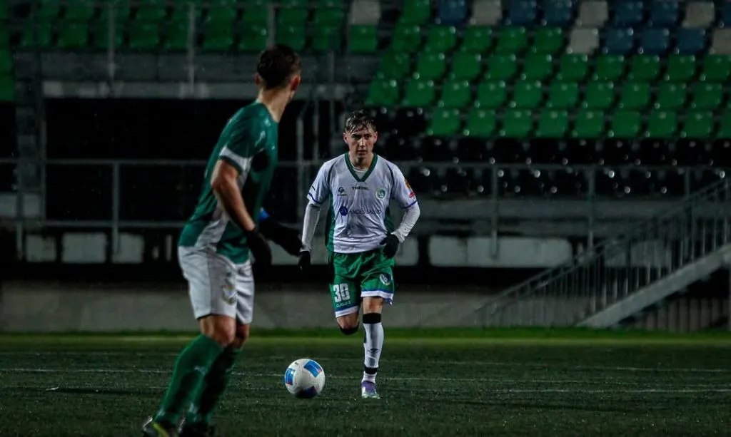 Salvador Negrete goza de su gran rendimiento en Deportes Puerto Montt: pertenece a Universidad de Chile. 