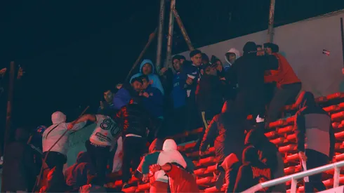 El plantel de Universidad de Chile no le suelta la mano a sus hinchas brutalmente agredidos.