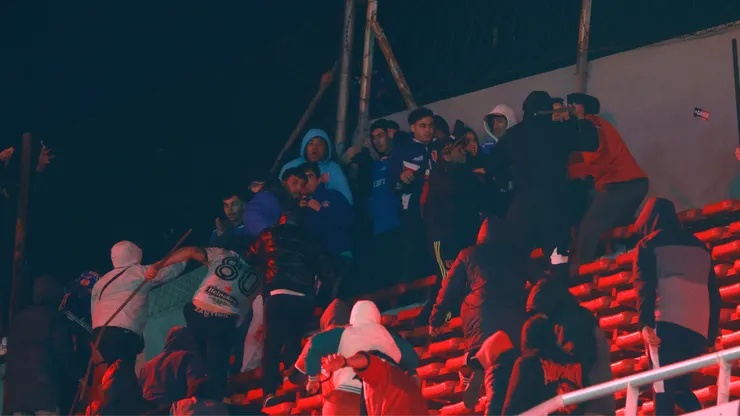 El plantel de Universidad de Chile no le suelta la mano a sus hinchas brutalmente agredidos.